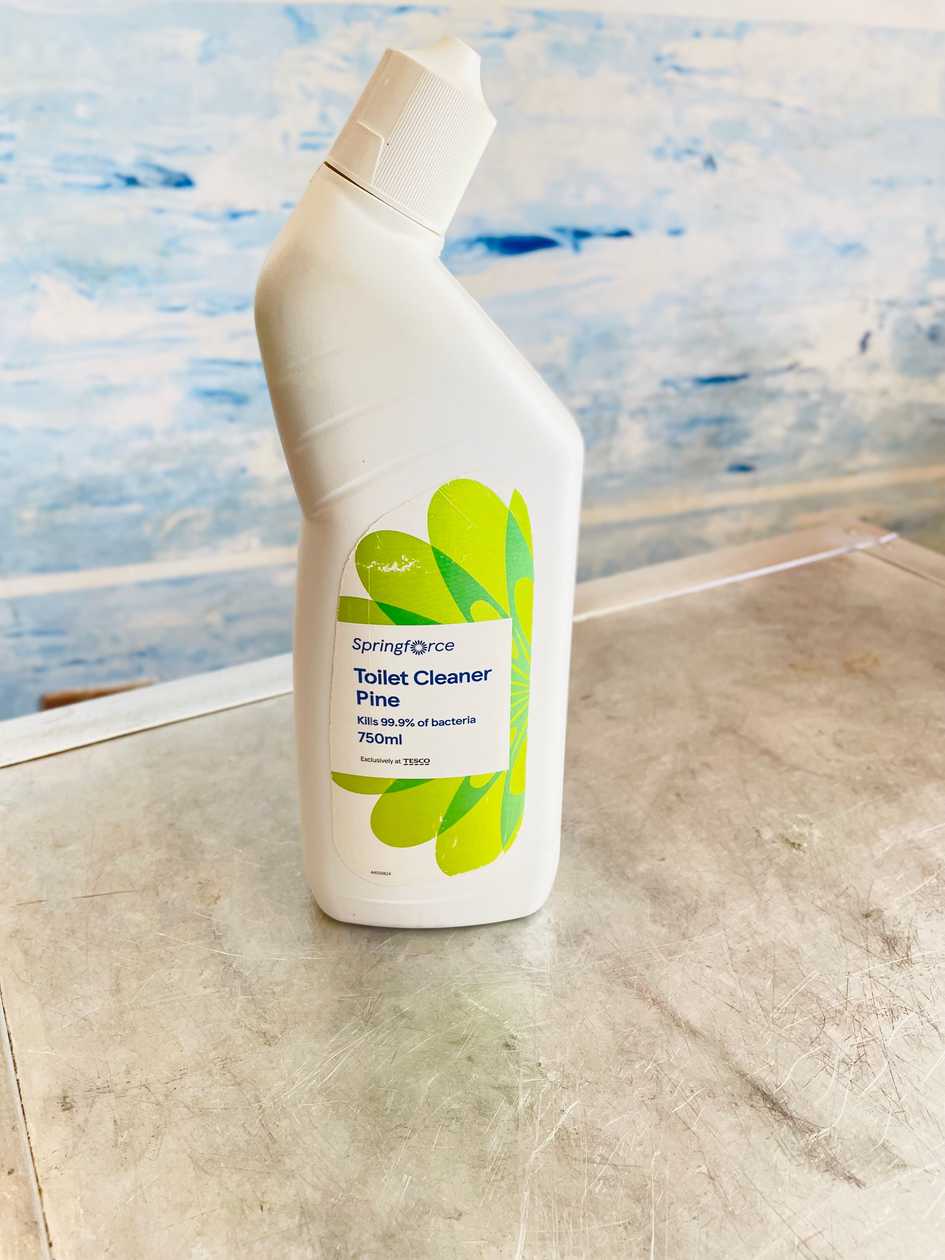 Spring force Toilet cleaner