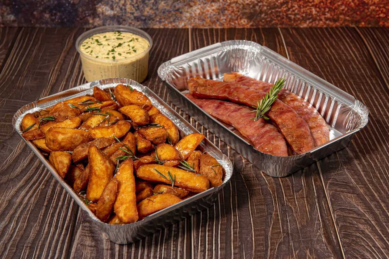 Linguiça Calabresa Assada com Batata Rústica e Maionese Temperada