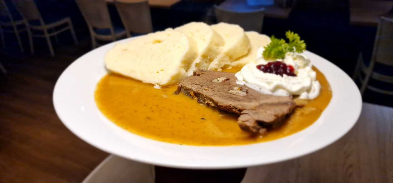 Sirloin in cream sauce / Beef broth with liver dumplings and noodles 1a,3