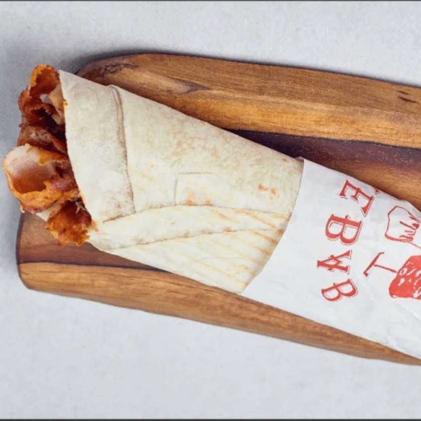 Kebab z mięsem mieszanym i frytkami w środku