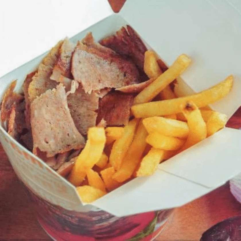 Box mięso z surówką i frytkami