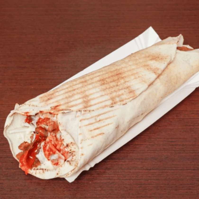 Kebab z kurczakiem i frytkami w środku