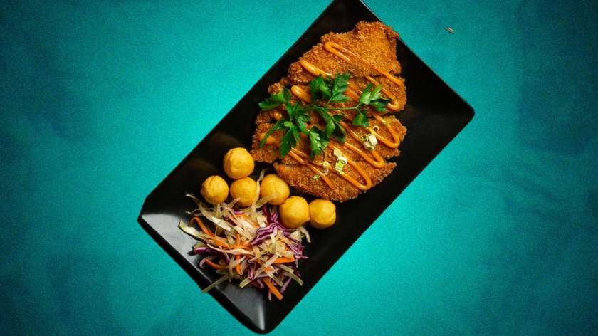 Pietūs: Vištienos kepsnys su bulvių kroketais, salotomis + sriuba