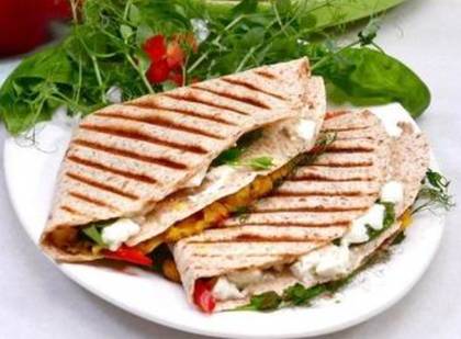 Wrap ( sandwich in tortilia) cu sunca si bacon