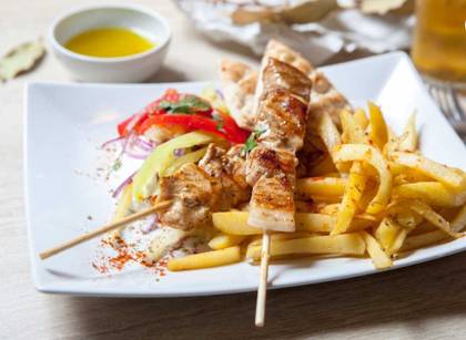 Souvlaki mixt la farfurie