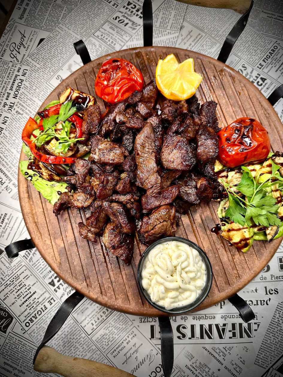 Pastrama de berbecut pe cărbuni