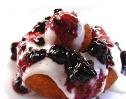 Papanasi cu smantana si dulceata de visine