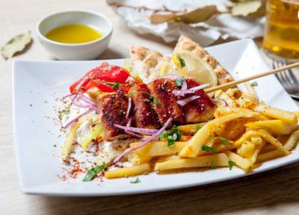 Souvlaki pui invelit in bacon farfurie