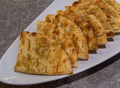 Pita greceasca la gratar cu ulei de masline si oregano