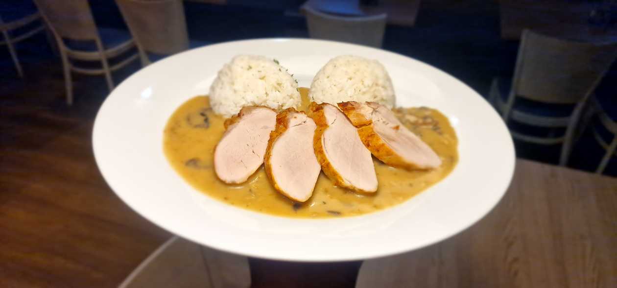Pork tenderloin cutlets / Beef broth with liver dumplings and noodles
