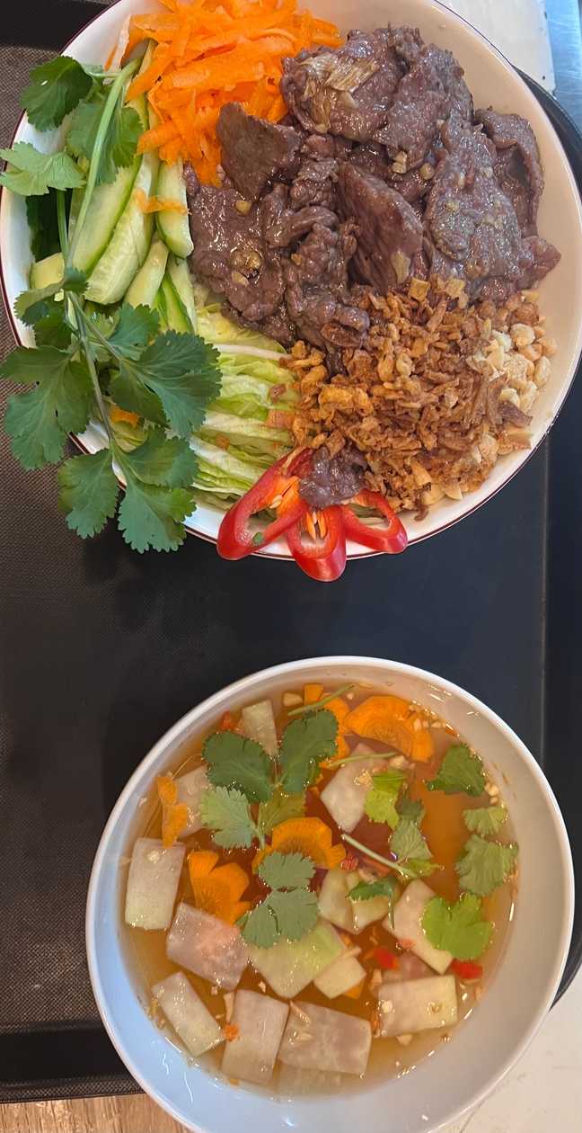 Makaron Bun z Sałatką i Wołowiną Nam Bo