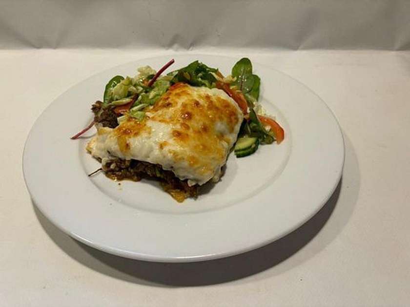 2) Řecká Musaka s míchaným salátkem