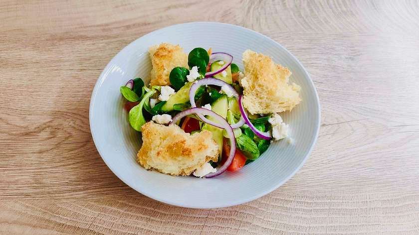 Rustic salad with bryndza