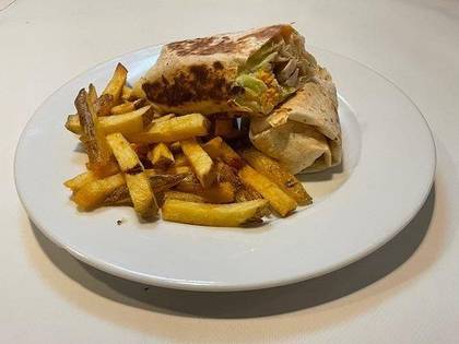 3) Chicken & Cheese Wrap, hranolky a dresink