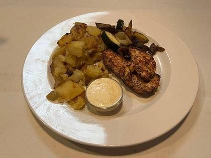 4) BBQ steak z kuřecího prsíčka, česnekový dip