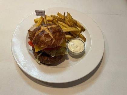 3) 1940´s MENU Burger, hranolky a dresink