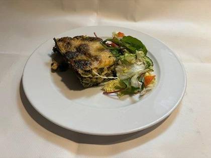 1) Italské lasagne s kuřecím masem, salátek