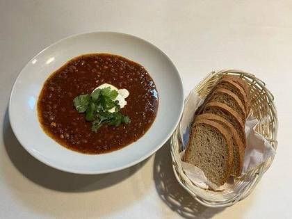 2) Chilli Con Carne s hovězím masem, čerstvý chléb z pekařství Křižák