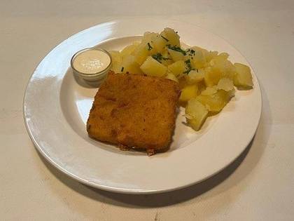 1) Smažený sýr s naší tatarskou omáčkou