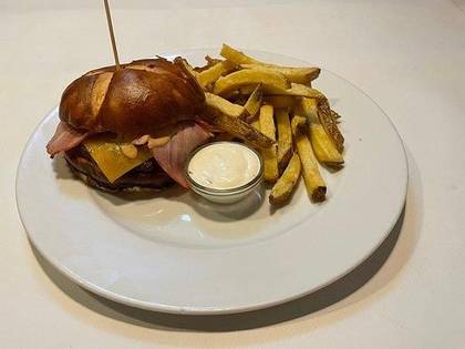 3) Bacon & Cheese Burger, hranolky, tatarská omáčka