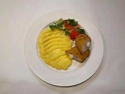 1) Smažený kuřecí Cordon bleu s lehkým salátkem