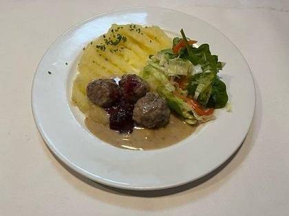 1) Švédské masové kuličky, salátek