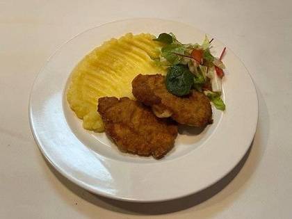 2) Smažené řízečky z vepřové kotletky, salátek