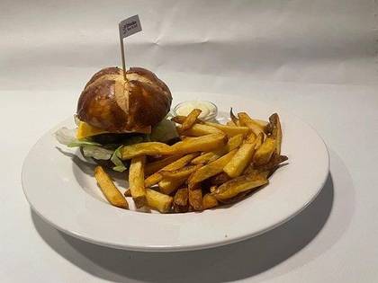 3) El-Classico Burger, hranolky a dresink