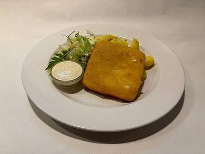 1) Smažený sýr, naše tatarská omáčka, zeleninový salátek