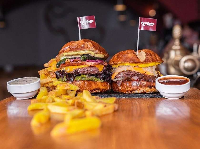 👫 Dej si dva burgery!