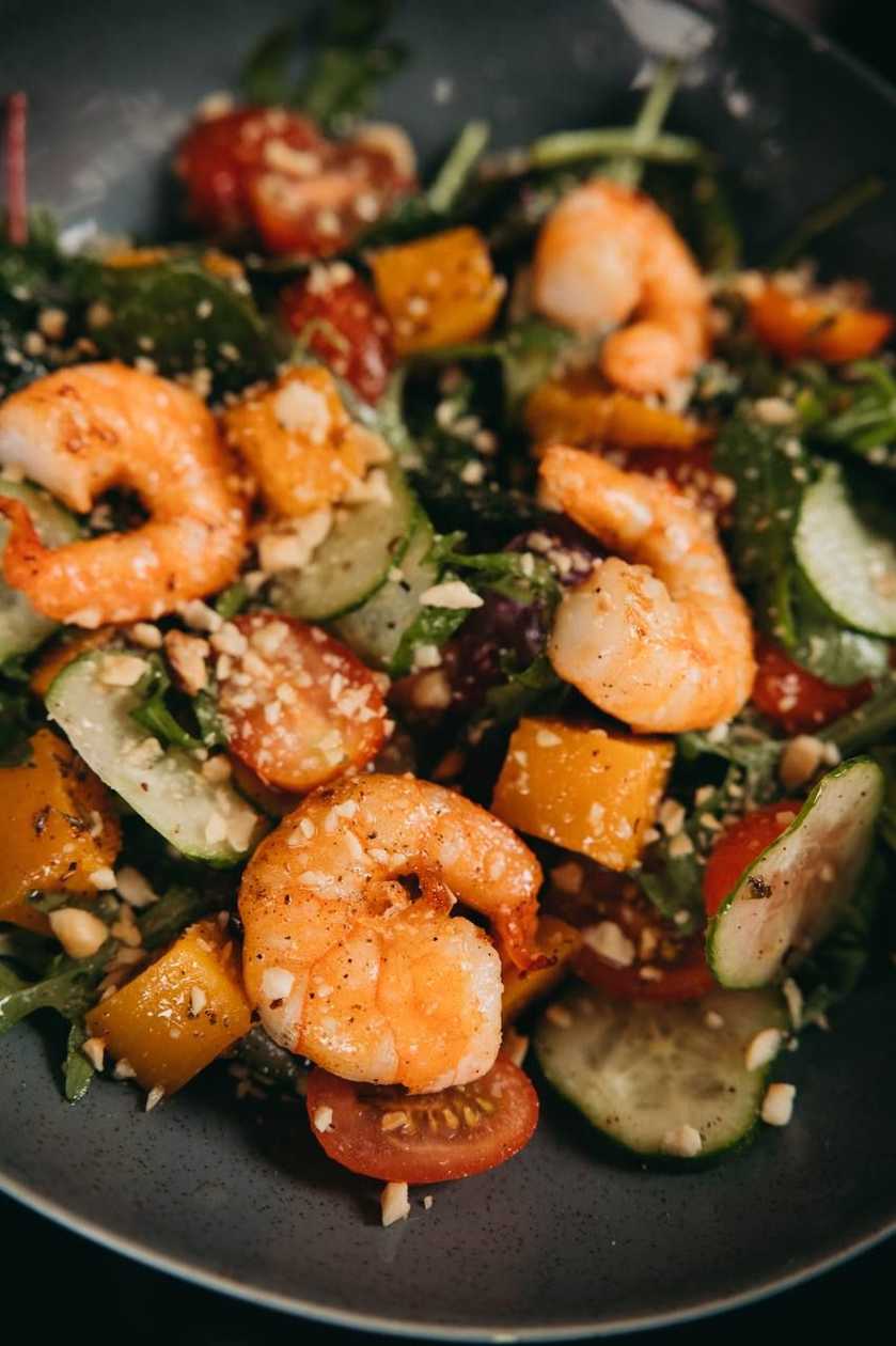 Салат з печеним гарбузом та креветками