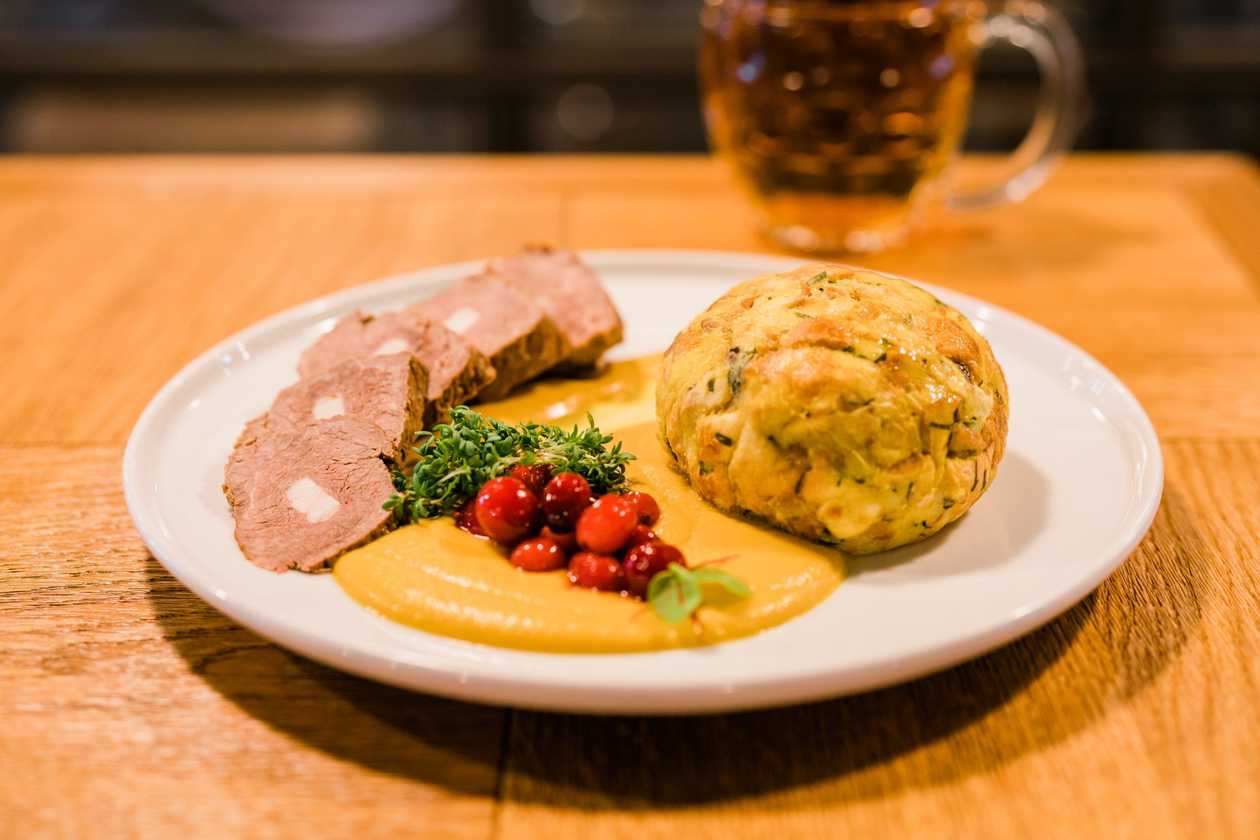 Sviečková na smotane s karlovarskou knedľou a brusnicami