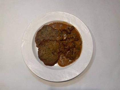 2) Hovězí nudličky Stroganoff