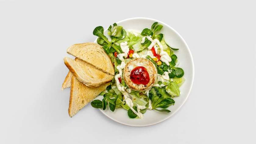 4. B Míchaný Salát s Hermelínem a Brusinky