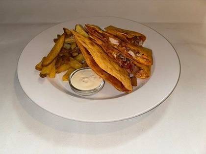 3) Ultimate Chicken Strips Quesadilla, hranolky a dip