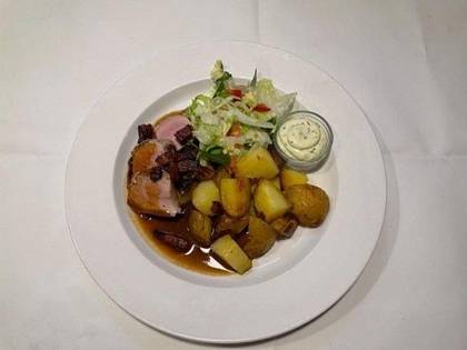 4) Medailonky z vepřové panenky, koprový dip a salátek