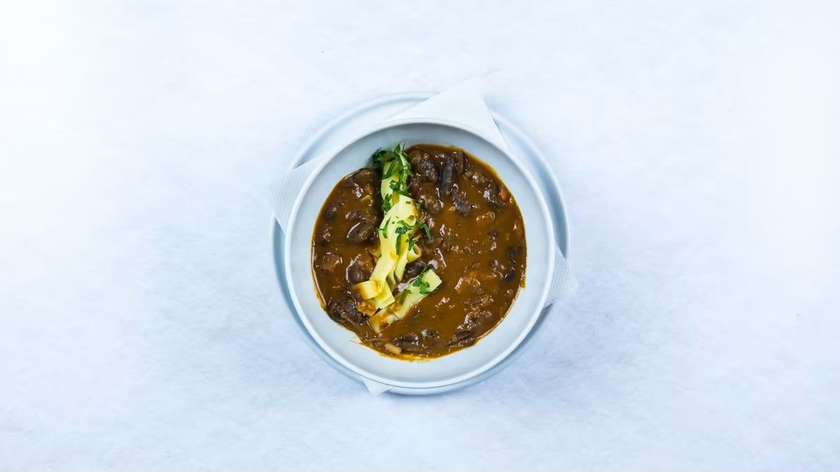 Tradičná Jókai fazuľová polievka so širokými rezancami a zeleninou, s údeninou