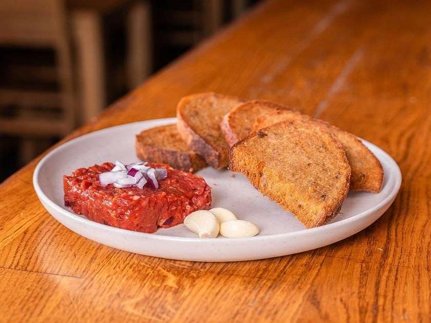 Dřevákův míchaný tatarák z hovězí kýty se smaženými topinkami