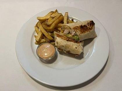 3) Tortilla plněná grilovanými kuřecími prsíčky, hranolky s dresinkem