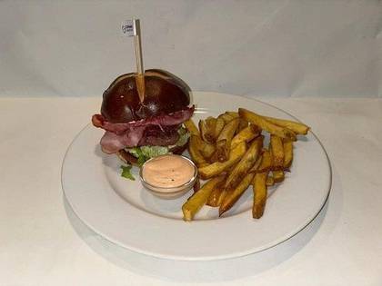 3) Red Onion Burger, hranolky, dip