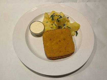 2) Smažený sýr se šunkou, tatarská omáčka