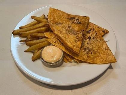 3) Pulled Pork Quesadilla, hranolky, chilli dip