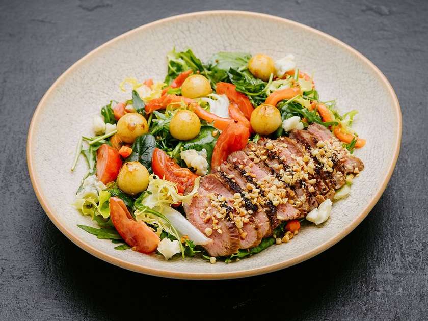 Duck fillet and pear salad