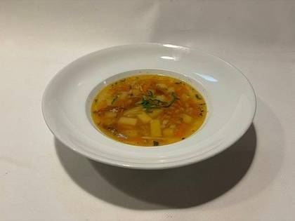 Polévka: Drůbeží vývar se zeleninou a nudlemi (1,6,7,9)