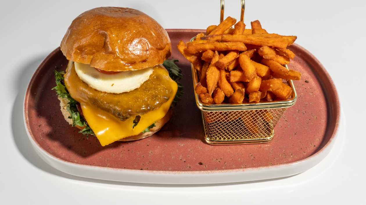 Giraffe Beef Burger With Potatoes