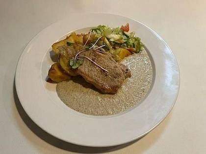 4) Grilovaná vepřová kotleta, salátek