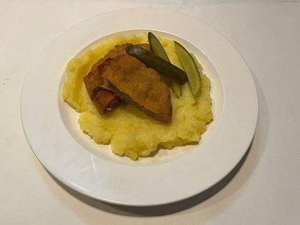 1) Smažený holandský řízek, kyselá okurka