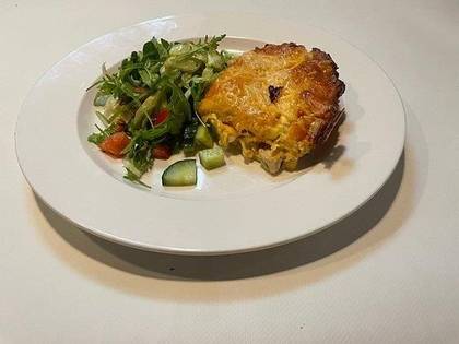 1) Lasagne Quattro Formaggi, salátek