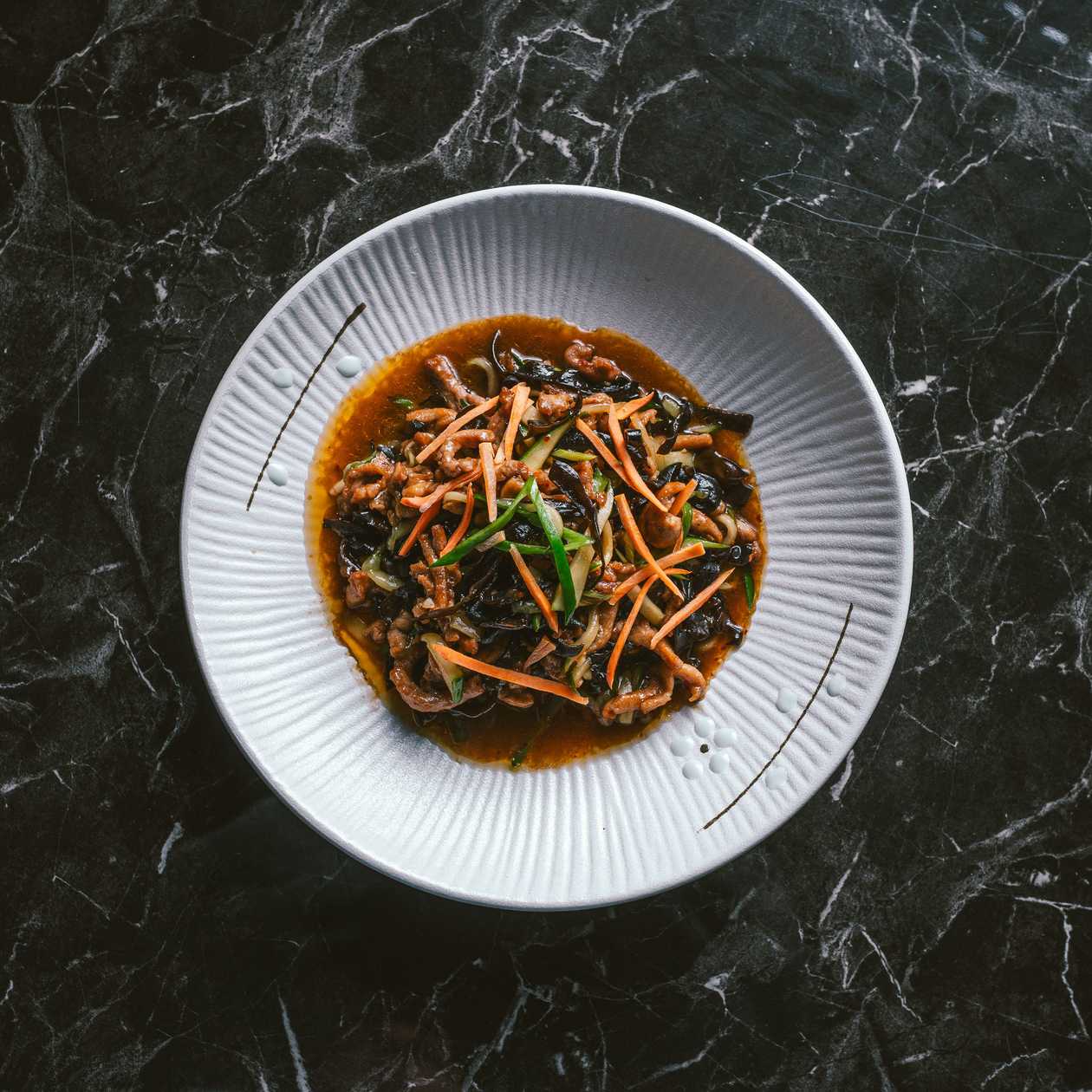 Bravčové mäso s čiernymi hubami