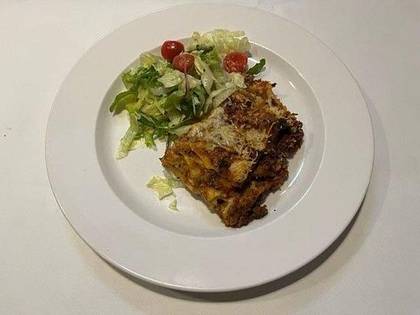 2) Lasagne s boloňským masovým ragú a salátkem